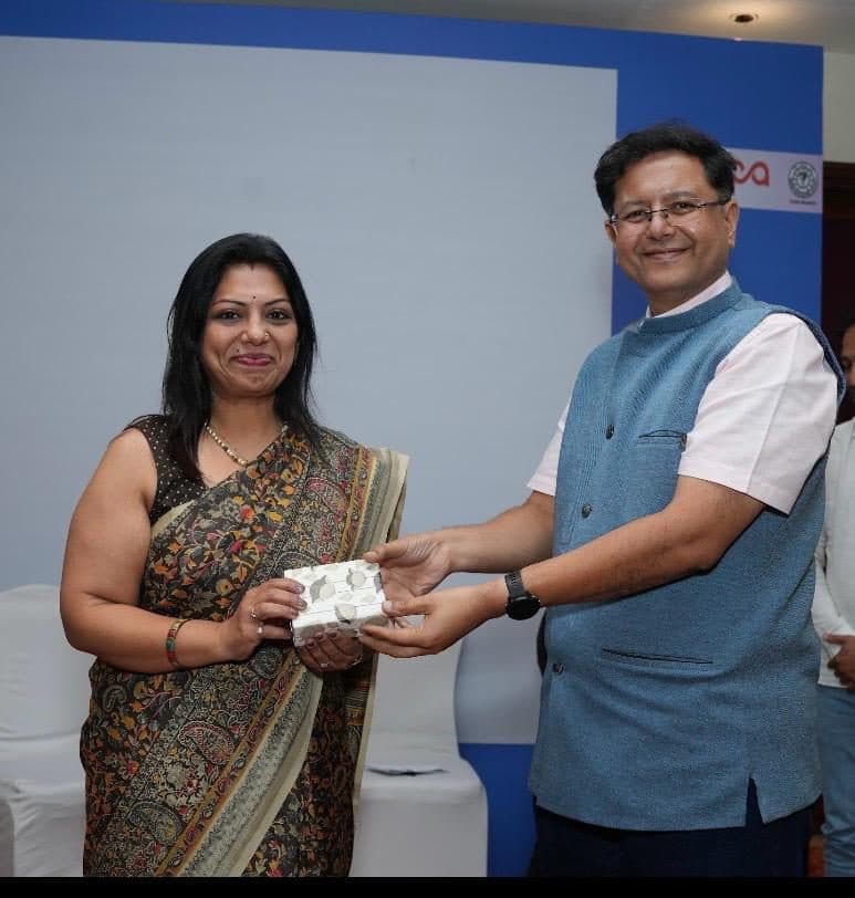Dr. Roshita Khare receiving an award at a medical conference