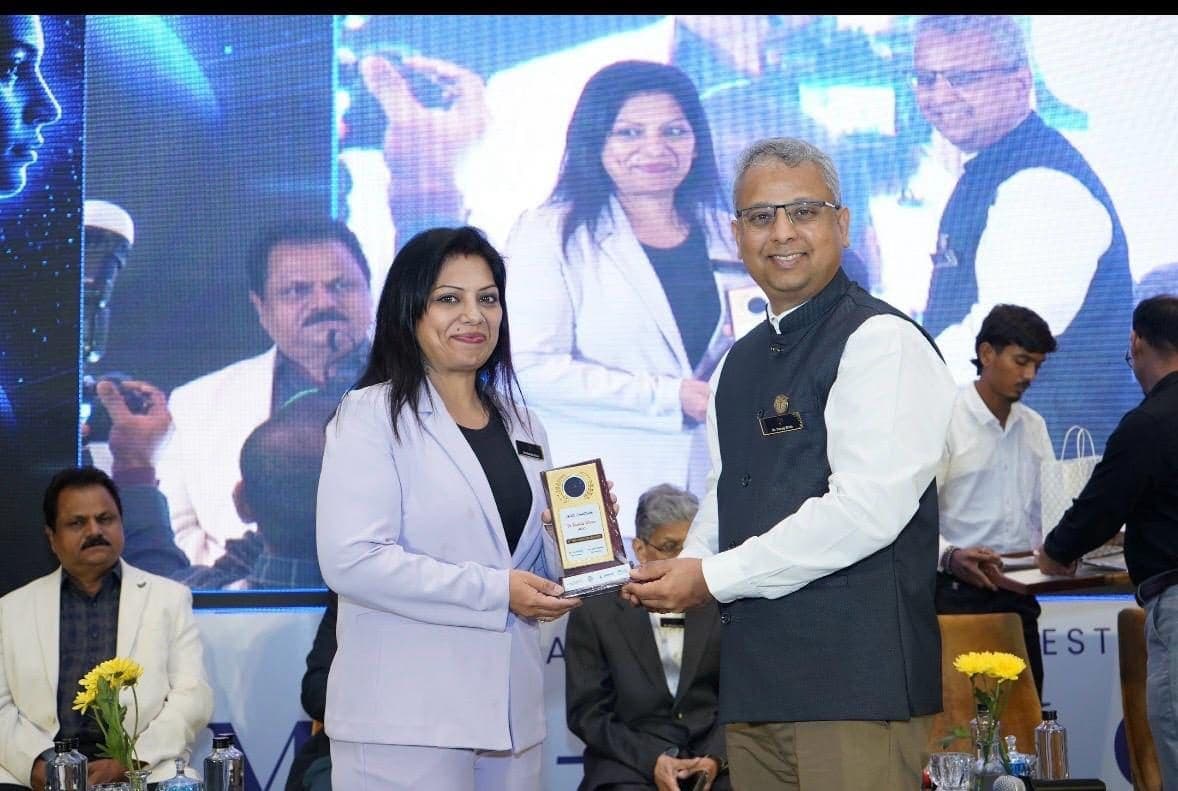 Dr. Roshita Khare receiving an award at a psychiatry conference